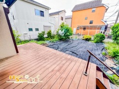 自然の温もりを感じられるウッドデッキは、リビングの延長として屋外の時間も快適に。朝のコーヒーや夕暮れのひととき、家族や友人との団らんなど、ゆったりとした時間を楽しめます。
