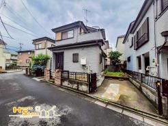都内へのアクセスも良好な『浦和』駅利用可能で、通勤・通学にも便利な立地。敷地内にはカースペース1台分を確保しており、お車をお持ちの方にも嬉しい住まいです。