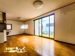 約16.62帖の広々LDK。南西からの陽光が室内を明るく照らし、開放感あふれる空間を演出します。ご家族が自然と集まる、心地よい団らんの場です。