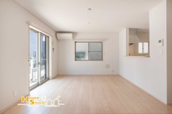 南東向きの豊かな採光が魅力のリビング空間。暖かな陽光が室内を優しく包み込み、明るく開放感のある空間を演出します。