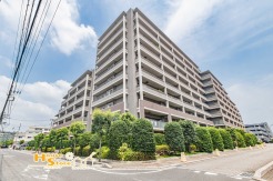 新規リフォーム済みのお部屋は、開放的な南東角部屋・３面バルコニーの快適空間です♪専有面積約９９平米以上の広さの快適な住まいは、犬猫全２匹までＯＫ！ペットと楽しい日常が送れます。