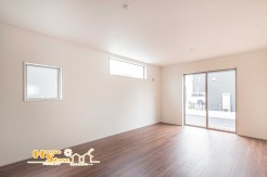 1号棟 南東向きにつき陽当たり良好なリビング。やわらかな朝日が室内を明るく照らし、気持ちの良い一日のスタートを迎えられます。