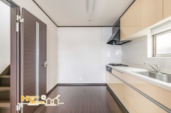 ゆとりあるワークスペースのキッチンは、効率的な動線で作業がスムーズ。料理や片付けを快適に行える設計で、日々のキッチンタイムを心地よく過ごせます。

