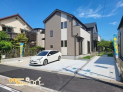 B号棟 並列で2台分の広々としたカースペースは、ゆとりある設計で駐車もスムーズです。ワゴンタイプの乗用車や二輪車も安心して停められる、使い勝手の良いスペースです。
