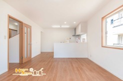 南側からのやさしい陽光がリビングいっぱいに広がる明るい空間。2面採光により風通しも良く、心地よい光と風を感じながら快適にお過ごしいただけます。
