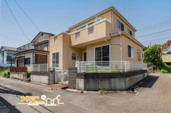 日当たり良好な南東角地の新規リフォーム住宅です！敷地５２坪・５LDK・WIC付きの大きなお家のため、ご家族が快適に過ごすことができます。向小学校まで徒歩４分とお子さまの通学にも安心の距離です。