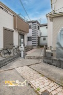 カースペースに加え、玄関までのアプローチはゆとりある設計。ベビーカーや自転車の出し入れもしやすく、日々の暮らしを快適に支えます。小・中学校が徒歩11分以内に揃い、お子さまの通学にも安心の立地です。