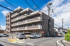 武蔵野線・埼玉高速鉄道の2路線が利用できる「東川口」駅徒歩15分。閑静な住宅街に佇むマンションで、コンビニも徒歩圏内にあります。落ち着いた住環境と駅へのアクセスを兼ね備えた、暮らしやすい立地です。
