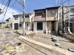 2台分の広々としたカースペースは、ゆとりある設計で駐車もスムーズです。