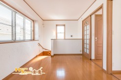 複数の窓から自然光を取り込みやすく、時間帯によって異なる明るさを楽しめるリビング。窓から外の景色や風を感じながら、食事や団らん、趣味の時間など、それぞれの過ごし方を心地よく楽しめる空間です。