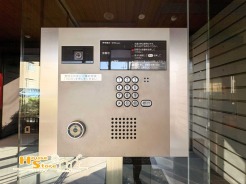 オートロック完備で、住まいのセキュリティがしっかり守られるマンション。外部の不審者の侵入を防ぎ、安心な暮らしをサポートします。
