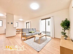 家具を配置したリビングの一例です。広々とした空間を活かせる効率的なレイアウトが可能で、家具の配置もしやすい設計となっています。
