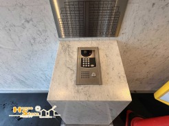 オートロック完備で、住まいのセキュリティがしっかり守られるマンション。外部の不審者の侵入を防ぎ、安心な暮らしをサポートします。