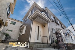 ゆとりある広さが魅力の再生住宅。駐車2台可能なため、お車をお持ちの方にも嬉しい住まいです。バス停徒歩5分の便利な立地に加え、暮らしやすさに配慮された間取りで快適な新生活を始められます。