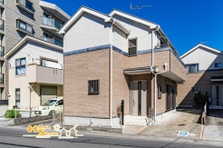 JR高崎線「宮原」駅が最寄の新規リフォーム物件。小・中学校や幼稚園・保育園、公園が徒歩15分圏内に揃い、徒歩10分以内には買い物施設も充実した暮らしやすい住環境です。

