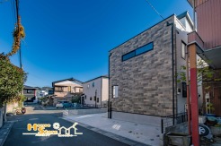周辺は交通量の少ない閑静な住宅街なので小さなお子様のいるご家庭でも安心です。商業施設や教育施設も徒歩圏内で生活利便性良好♪
