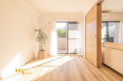 リビングと一体で使用できる洋室は、ワークスペースや趣味の空間など、ライフスタイルに合わせて自由に活用可能です。
