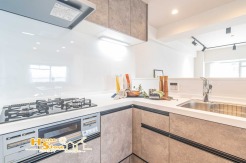 L型キッチンはシンクとコンロの移動をコンパクトにでき、調理や盛り付けなど一連の動線をスムーズに行うことができます。
