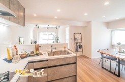 小さなお子様を見守りながら料理ができるご家族想いの空間。広々としたシステムキッチンは今日も自慢の料理でご家族の『おいしい』が聞こえてきそうですね♪
