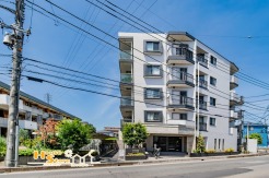 南向き・角部屋・４階部分で陽当り・通風・眺望良好の快適空間。専有面積約73.94平米のゆとりの広さの４ＬＤＫファミリータイプなのでご家族のプライベートタイムも大切に過ごせるお部屋です。