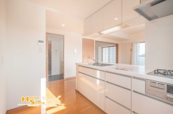 リビング全体＋和室が見渡せるキッチンから直接つながる洗面室は朝の支度やお洗濯の際にもアクセスしやすくスムーズな動線を実現できます♪
