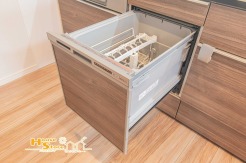 負担の大きい水洗いも、食洗機があればすべてお任せ！お肌が荒れることなくお皿や調理道具をすぐ片付けられて家事をスムーズにできます♪