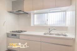 広々としたシンクで忙しい家事中でも窮屈さを感じにくい快適なキッチン。豊富な収納を備えているため、調理道具や食器もすっきり整理でき、使い勝手の良い空間です。