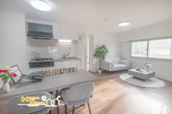 ダイニングスペースはキッチンと向き合うかたちでご家族がコミュニケーションを取りやすく、家事にも参加しやすい仕様となっております。食器類の持ち運びなど、家事負担の動線を軽減できる設計です。　※家具調度品は見本です。