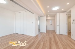 隣の洋室の扉を開放すると、約16帖のゆとりある広さになるリビング空間。ライフスタイルに合わせて空間の使い分けができる、便利で快適な設計です。