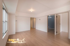 キッチンや洗面所、各お部屋と行き来がしやすい間取りで、家事や日常の動きもスムーズ。暮らしやすさを実感できるリビングです。