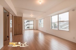 約11.7帖のリビングは2面からの採光で明るく、開放感のある印象。角部屋ならではの通風・採光に優れた快適な空間です。