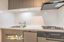 食器洗浄機付きのシステムキッチンでお料理も快適に。お手入れもしやすく収納も豊富で、見た目だけでなく使い勝手の良いキッチンです。