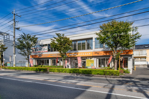【東川口駅】から徒歩11分、オレンジの看板が目印の店舗です。大型駐車場を完備しているため、お車でのご来店も大歓迎。無料送迎サービスもご用意しておりますので、駅からのご移動やお子様連れのお客様も安心してお越しいただけます。