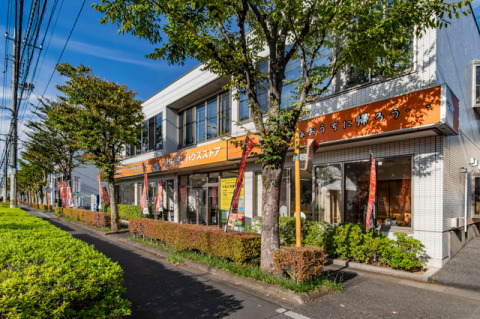 JR武蔵野線【東川口駅】徒歩11分、けやき通り沿いで営業中です（オレンジの看板が目印です！）大型駐車場も完備しているので、ご家族そろってご来店いただけます。