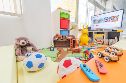 お子様にうれしいキッズスペースをご用意しております。様々な年齢のお子様に合わせたゲームやおもちゃを楽しめます。