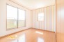 ２面採光で窓が多くお部屋の空気も爽やかに♪日当たりを存分に感じることができ、気分も晴れやかに過ごすことができます。
