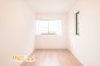 お部屋は自由にカスタマイズを楽しめるシンプルなルームデザインで、家具やレイアウトでお好みの空間をつくり上げられます。
