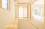 リビングにつながる和室はタタミならではの魅力が満載！夏場には涼しく冬場に暖かく過ごせて、ちょっとした休憩で横になったりお子様のお昼寝にも最適です♪
