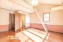 ２面採光で窓が多くお部屋の空気も爽やかに♪日当たりを存分に感じることができ、気分も晴れやかに過ごすことができます。

