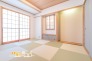 日常に和を感じることのできる素敵な住空間。快適に横にもなれる畳敷きで、フローリングや椅子は固くて苦手な方にもリラックスして過ごせる嬉しい一室となっております。
