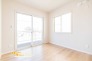 開放的な窓が付いたお部屋は採光と通風が考えられた居心地のいい空間設計♪全居室収納付きのためスッキリとしたレイアウトを考えることができます♪
