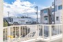 ゆったりとした南向きバルコニーはたっぷりの陽光に恵まれ、青空の下でお洗濯物もお布団もフカフカに乾かせます♪
