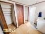 充分な大きさの洗面台は収納もさる事ながら、身だしなみチェックや歯磨きなど、朝の慌ただしい時間でもホテルライクなスペースで余裕とゆとりを感じて頂けます。
