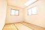 日常に和を感じることのできる素敵な住空間。快適に横にもなれる畳敷きで、フローリングや椅子は固くて苦手な方にもリラックスして過ごせる嬉しい一室となっております。
