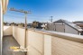 続きバルコニーは２部屋からアクセスできるゆとりの広さでお部屋の空気も爽やかに♪日当たりも良くお洗濯物の多い日もたくさん乾かせます♪