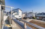 続きバルコニーは２部屋からアクセスできるゆとりの広さでお部屋の空気も爽やかに♪日当たりも良くお洗濯物の多い日もたくさん乾かせます♪