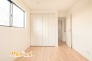 快適な２面採光のお部屋はやわらかな日差しと風通しを存分に感じながらゆったりとした時間をお過ごしいただけます。
