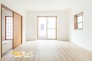 広々としたリビングはあたたかな日差しの降り注ぐ居心地の良い住空間に仕上がりました。いこいの場に相応しくご家族との会話も自然とはずむ仕様です♪

