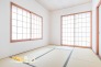 日常に和を感じることのできる素敵な住空間。快適に横にもなれる畳敷きで、フローリングや椅子は固くて苦手な方にもリラックスして過ごせる嬉しい一室となっております。
