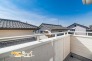 南向きの広々としたバルコニーはたっぷりの陽光に恵まれ、青空の下でお洗濯物もお布団もフカフカに乾かせます♪
